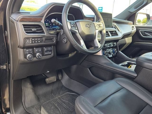 Used 2023 Chevrolet Suburban Z71 w/ Luxury Package AWD/4WD image 21