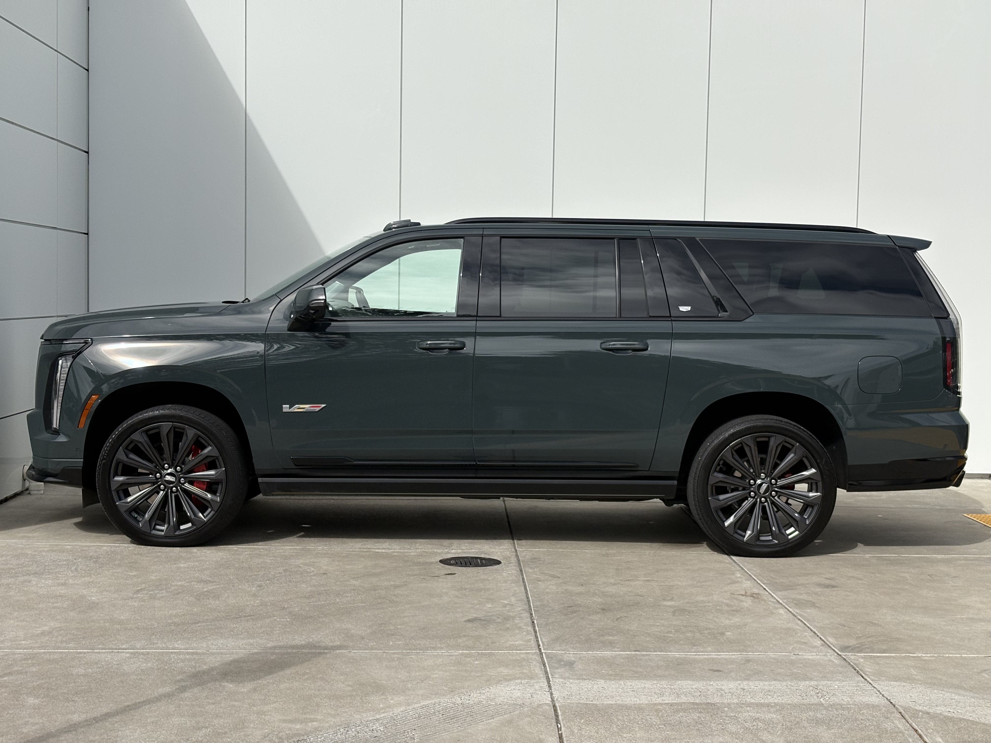 Used 2025 Cadillac Escalade ESV V AWD/4WD image 4