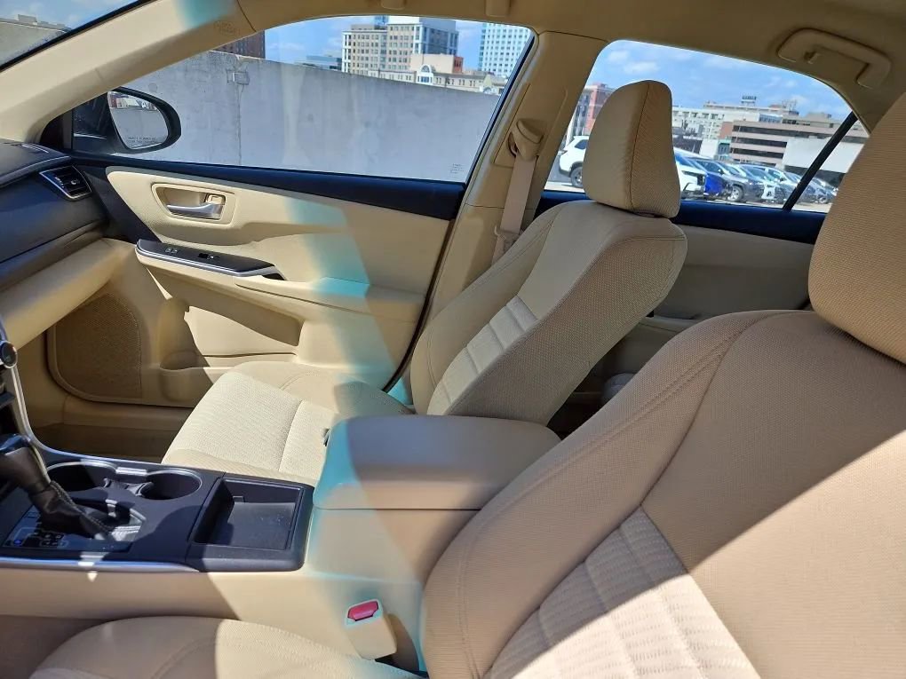 Used 2017 Toyota Camry LE image 21
