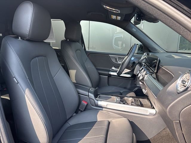 Used 2025 Mercedes-Benz GLB 250 4MATIC image 34