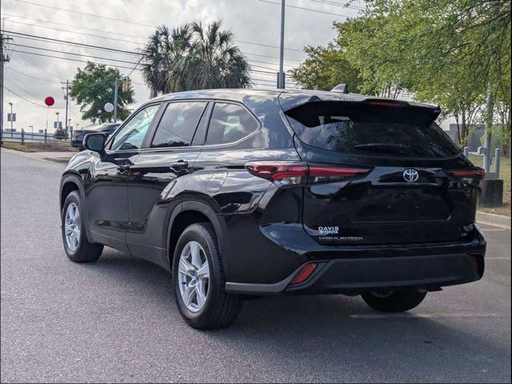 Certified 2025 Toyota Highlander LE FWD image 5