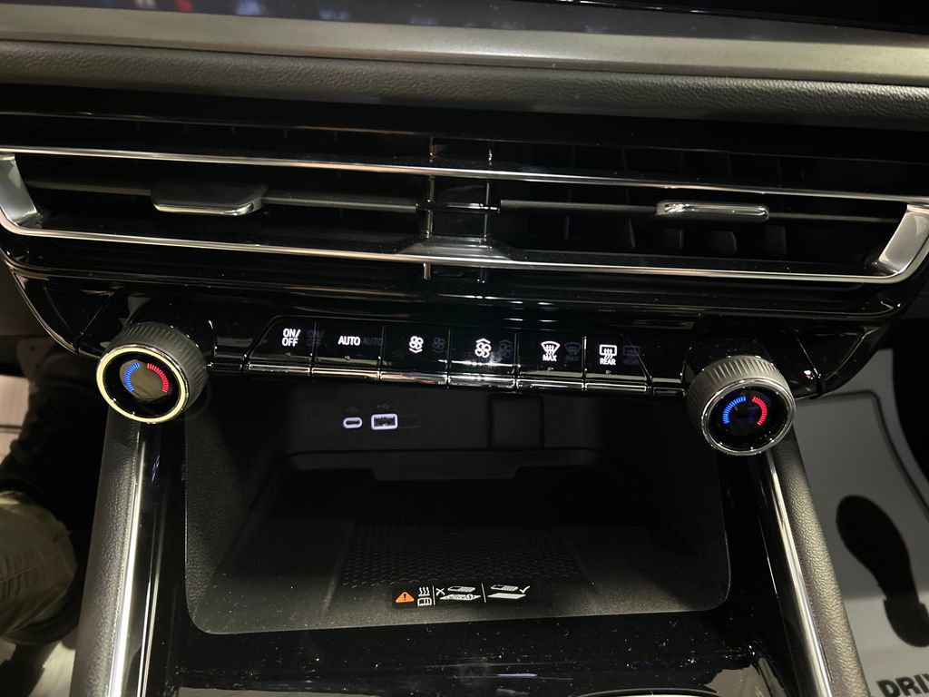 Used 2025 Chevrolet Traverse LT w/ Driver Confidence Package image 19