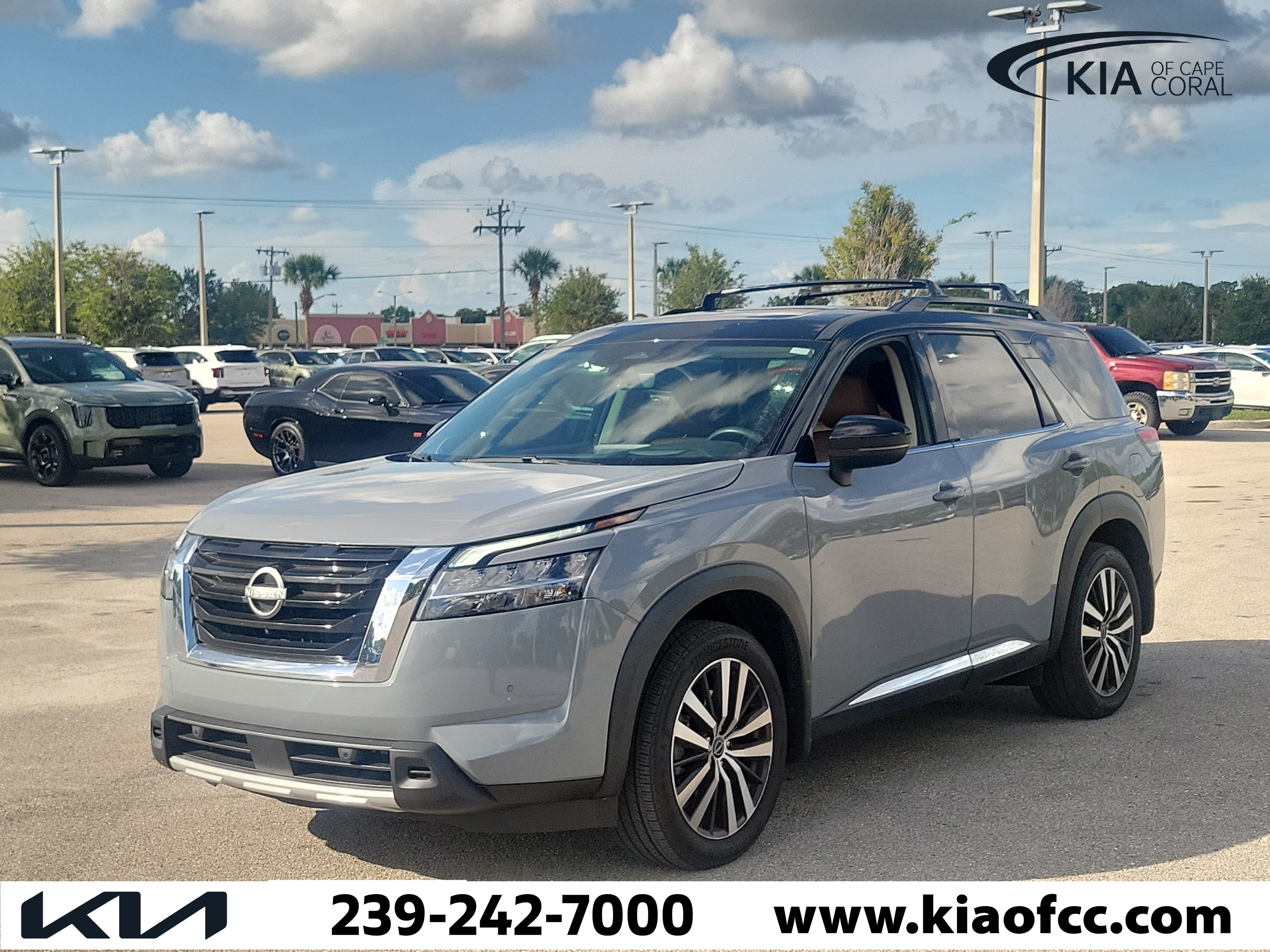 Used 2024 Nissan Pathfinder Platinum FWD image 3