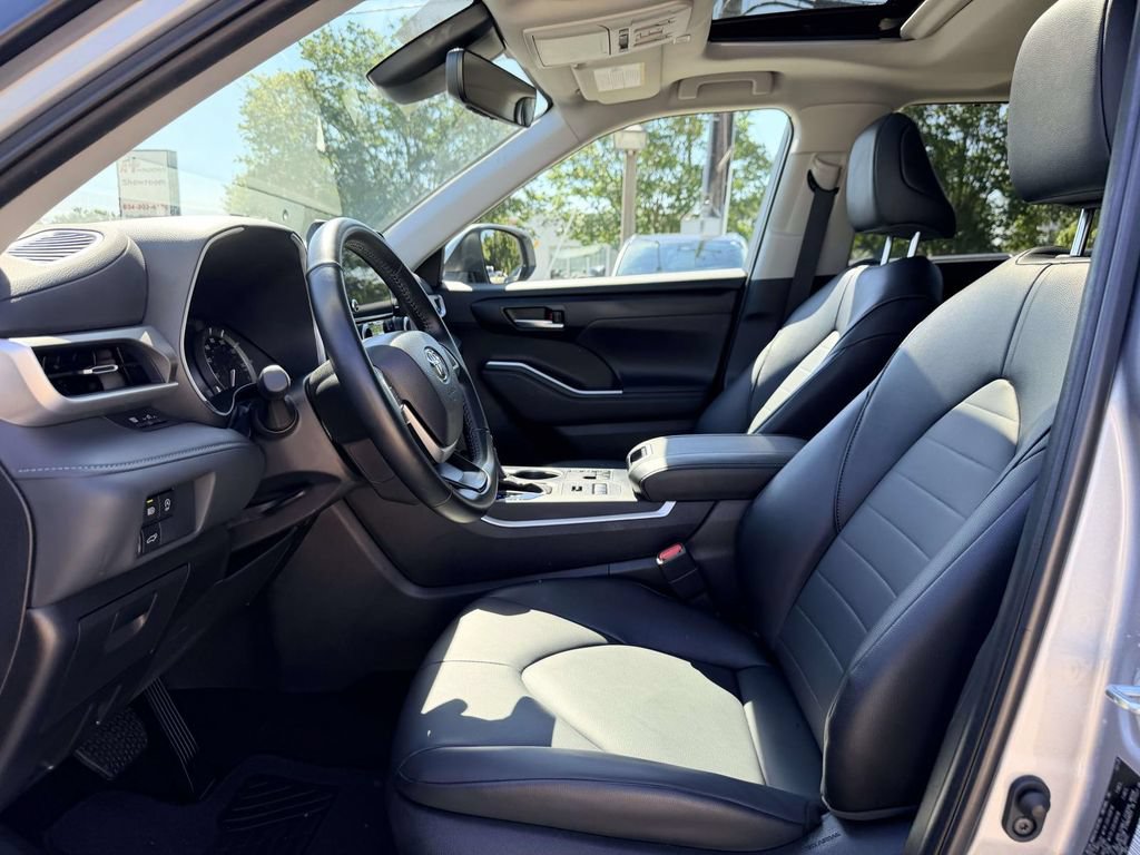 Used 2025 Toyota Highlander XLE AWD/4WD image 19