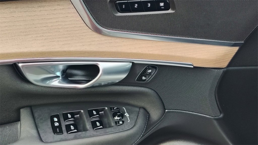 Certified 2025 Volvo XC90 B6 Plus image 9