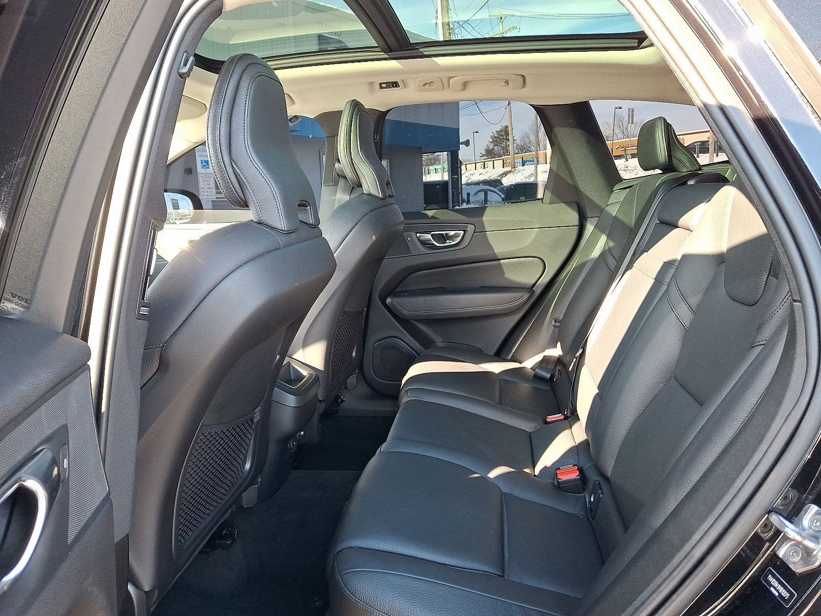 Used 2021 Volvo XC60 T5 Momentum w/ Premium Package image 10