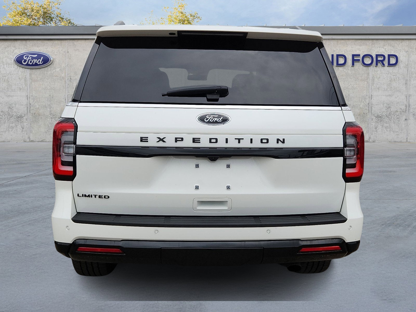 Used 2023 Ford Expedition Limited AWD/4WD image 5