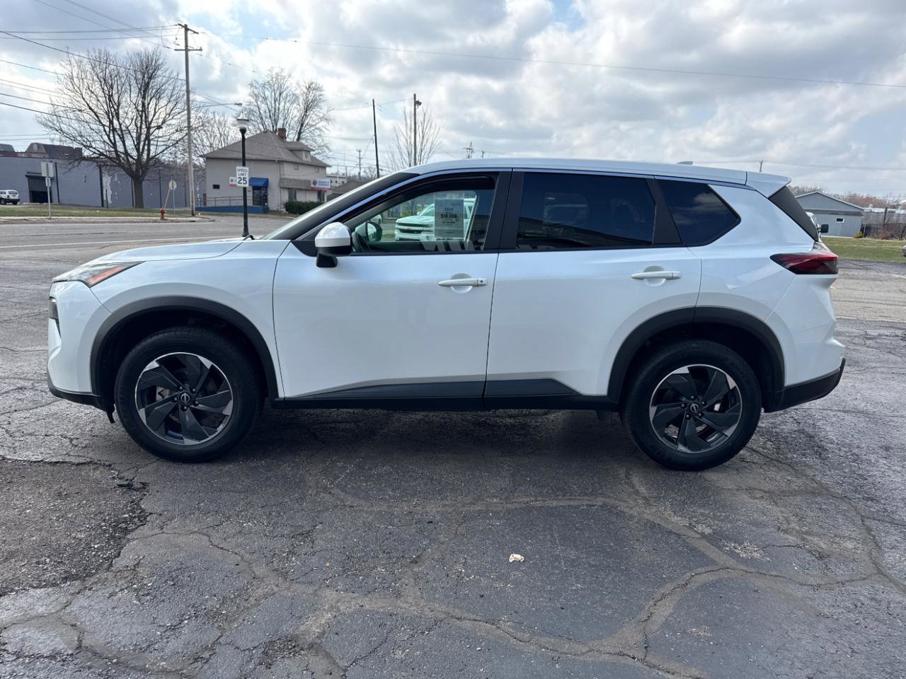 Used 2024 Nissan Rogue SV image 2