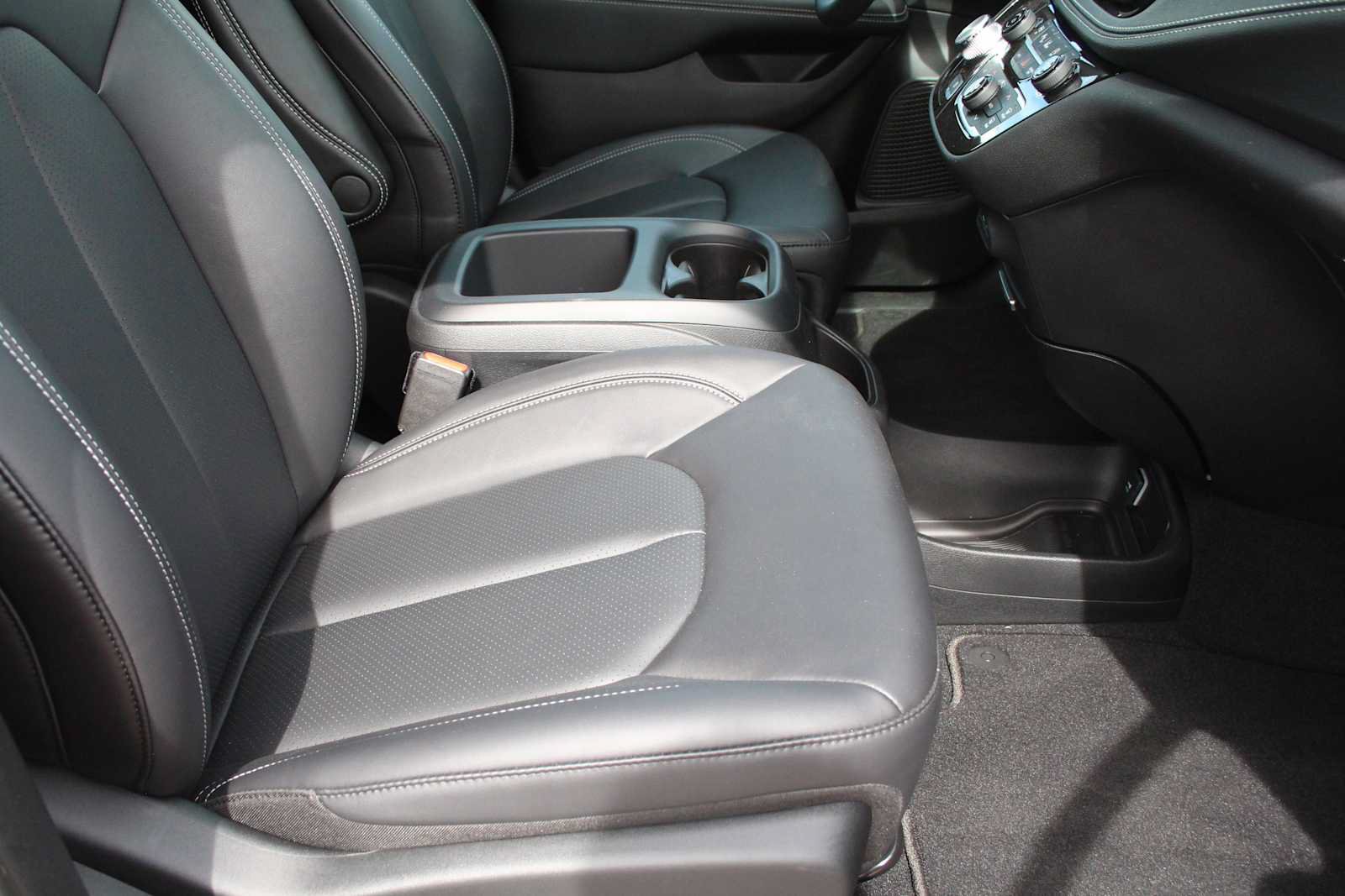 New 2025 Chrysler Pacifica Select AWD/4WD image 21
