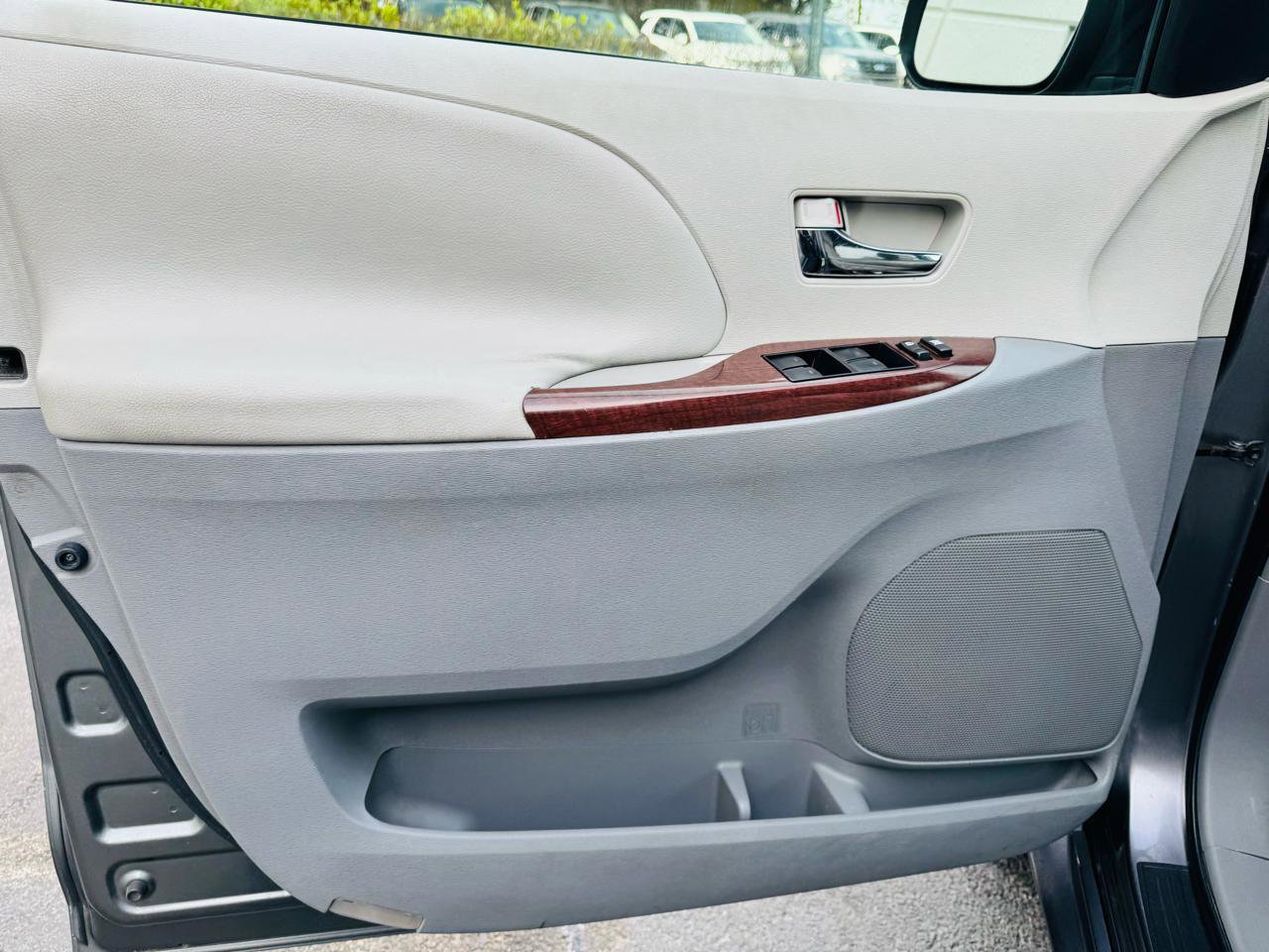 Used 2011 Toyota Sienna XLE image 13