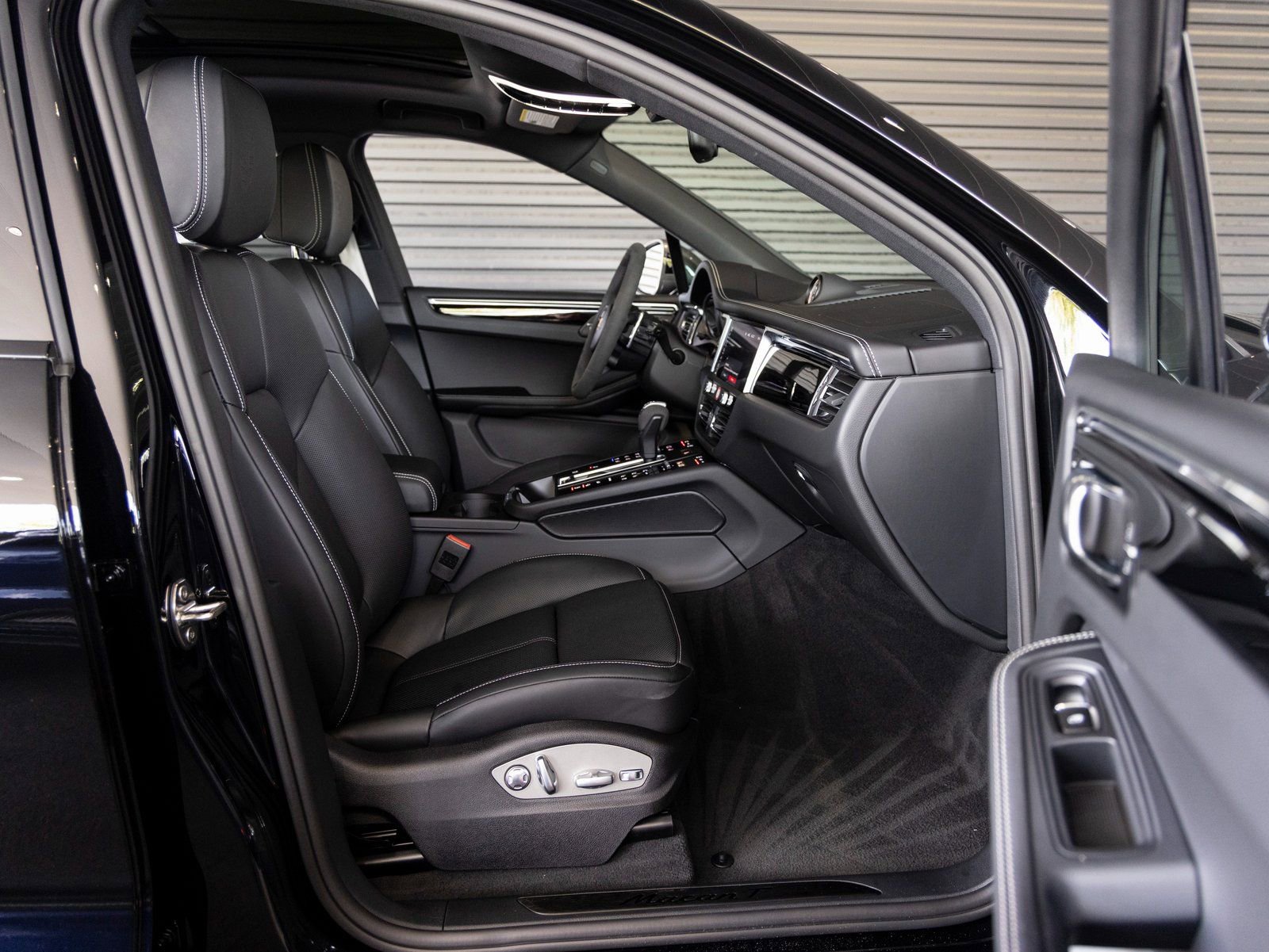 New 2025 Porsche Macan Turbo image 33