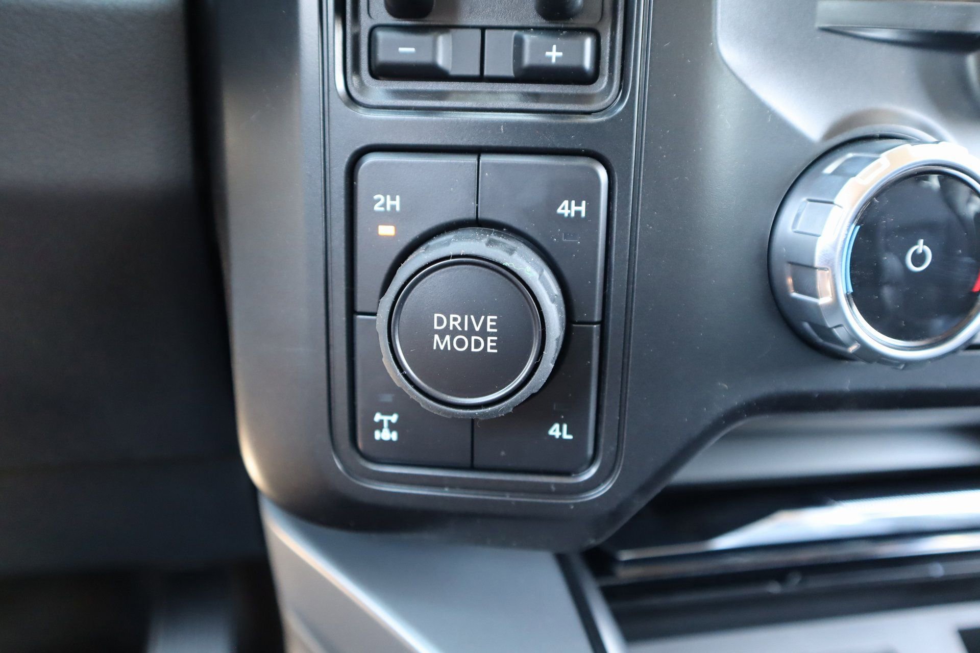 New 2026 Ford F350 Lariat w/ Black Appearance Package image 9