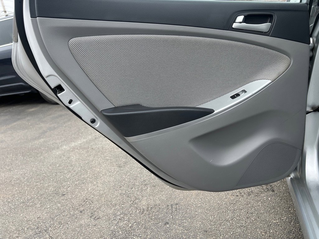 Used 2013 Hyundai Accent GLS FWD image 9