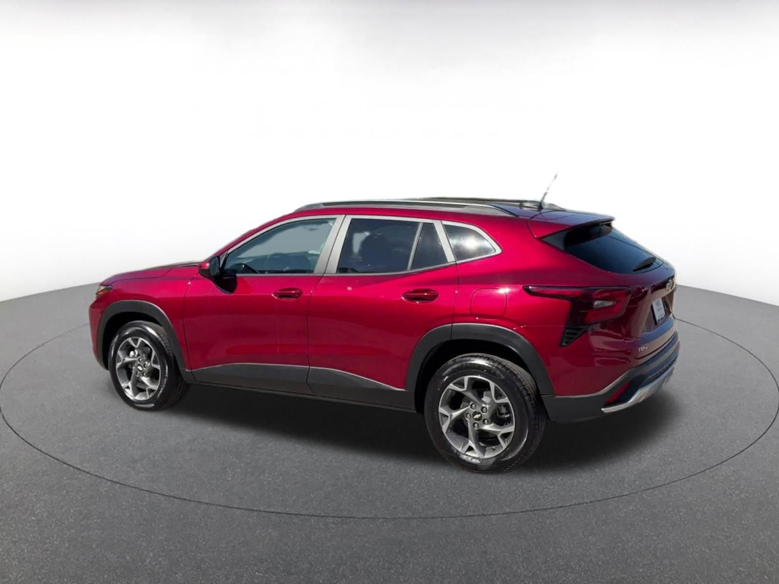 Used 2025 Chevrolet Trax LT FWD image 10
