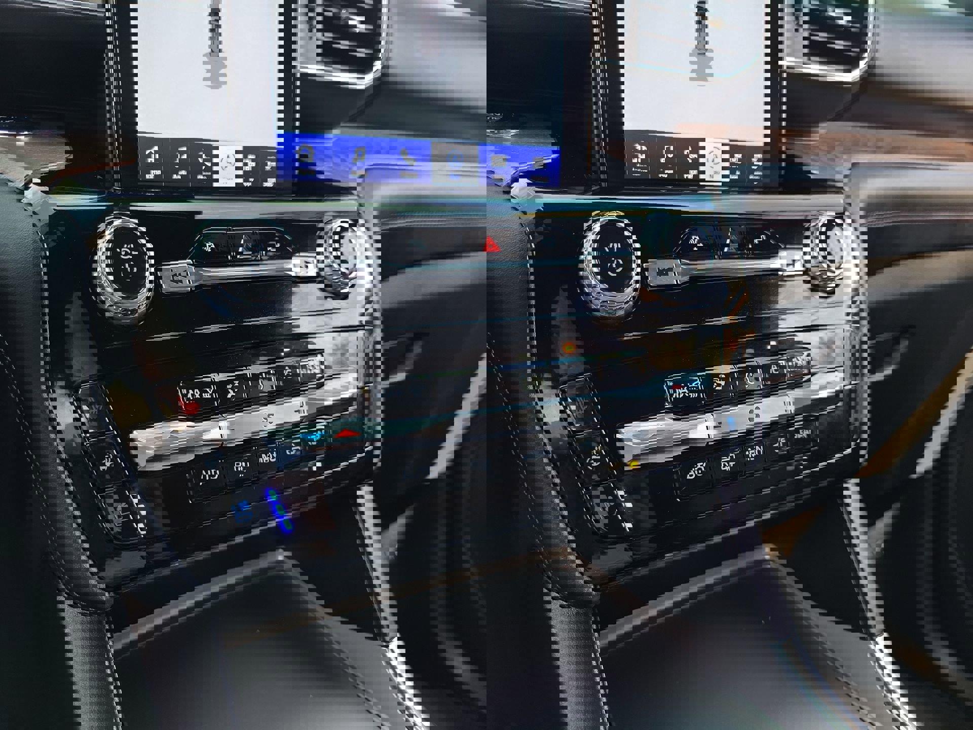 Used 2023 Ford Explorer Platinum w/ Technology Package image 27