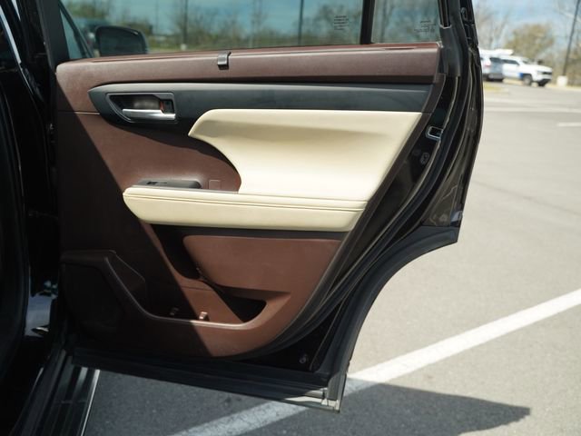 Used 2021 Toyota Highlander XLE image 23
