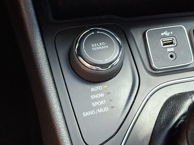 Certified 2021 Jeep Cherokee Latitude Lux w/ Sun & Sound Group AWD/4WD image 29