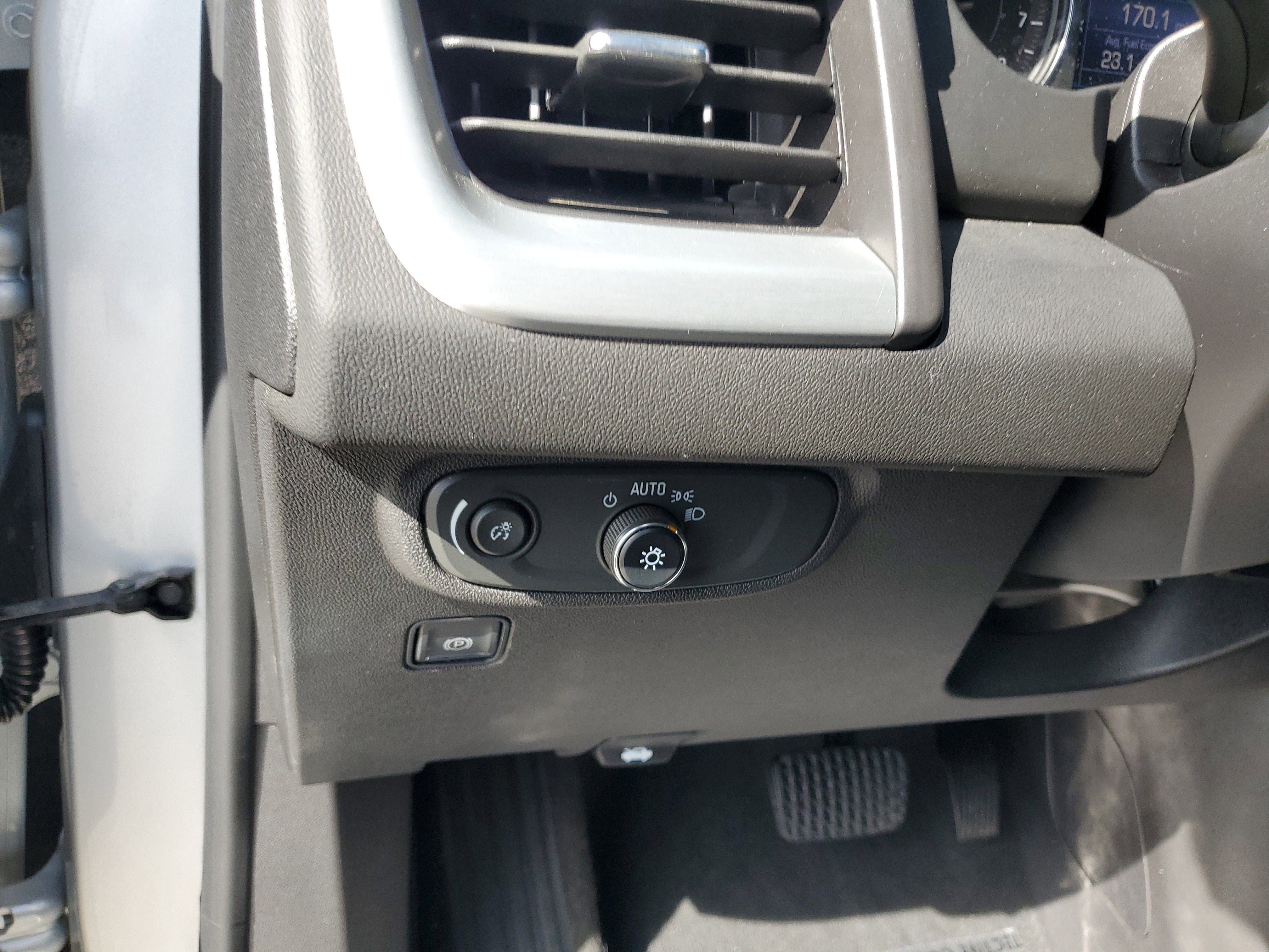 Used 2022 GMC Terrain SLE image 28