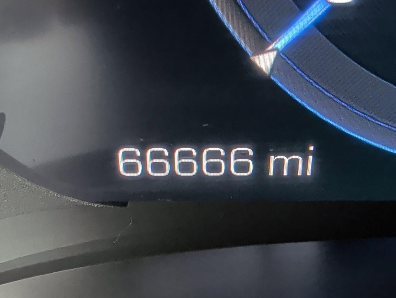 Used 2017 Cadillac Escalade Premium Luxury RWD image 17