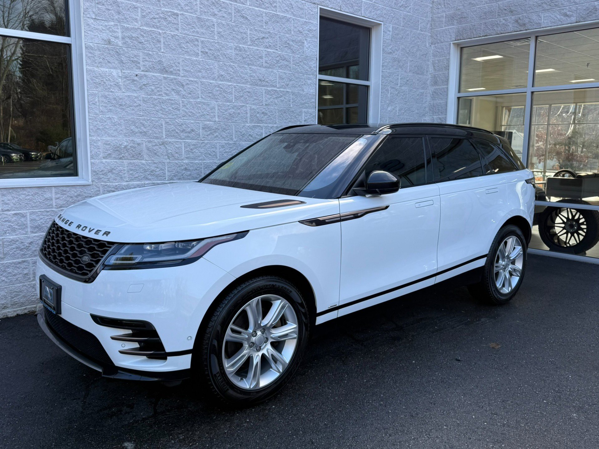 Used 2018 Land Rover Range Rover Velar R-Dynamic SE image 2