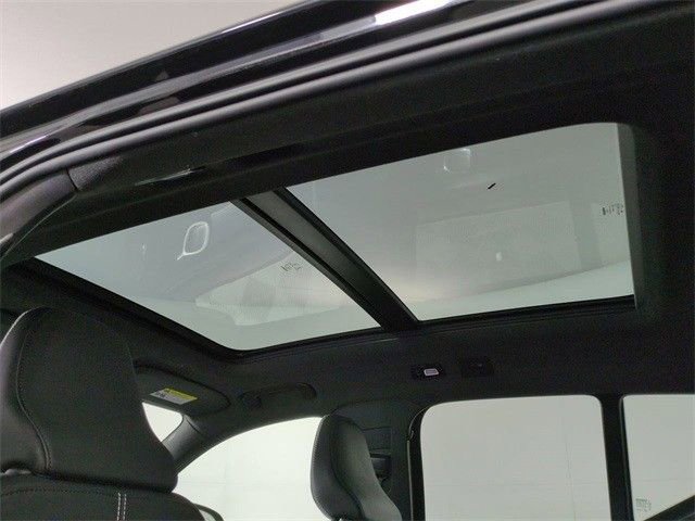 Used 2023 Volvo XC40 B5 Plus image 15