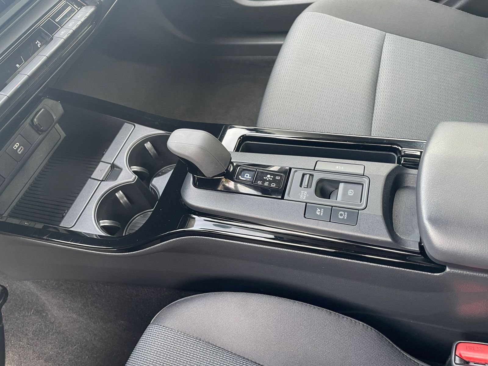 Used 2025 Toyota Prius LE image 40