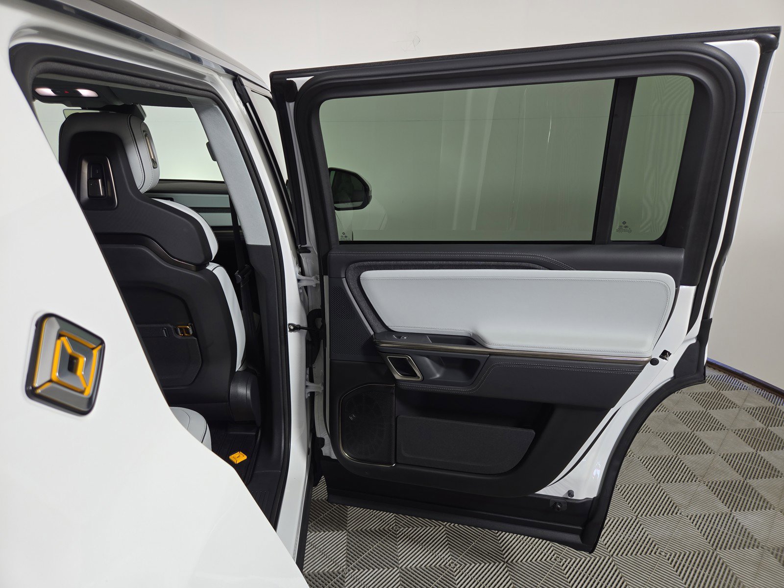Used 2024 Rivian R1S Adventure AWD/4WD image 19
