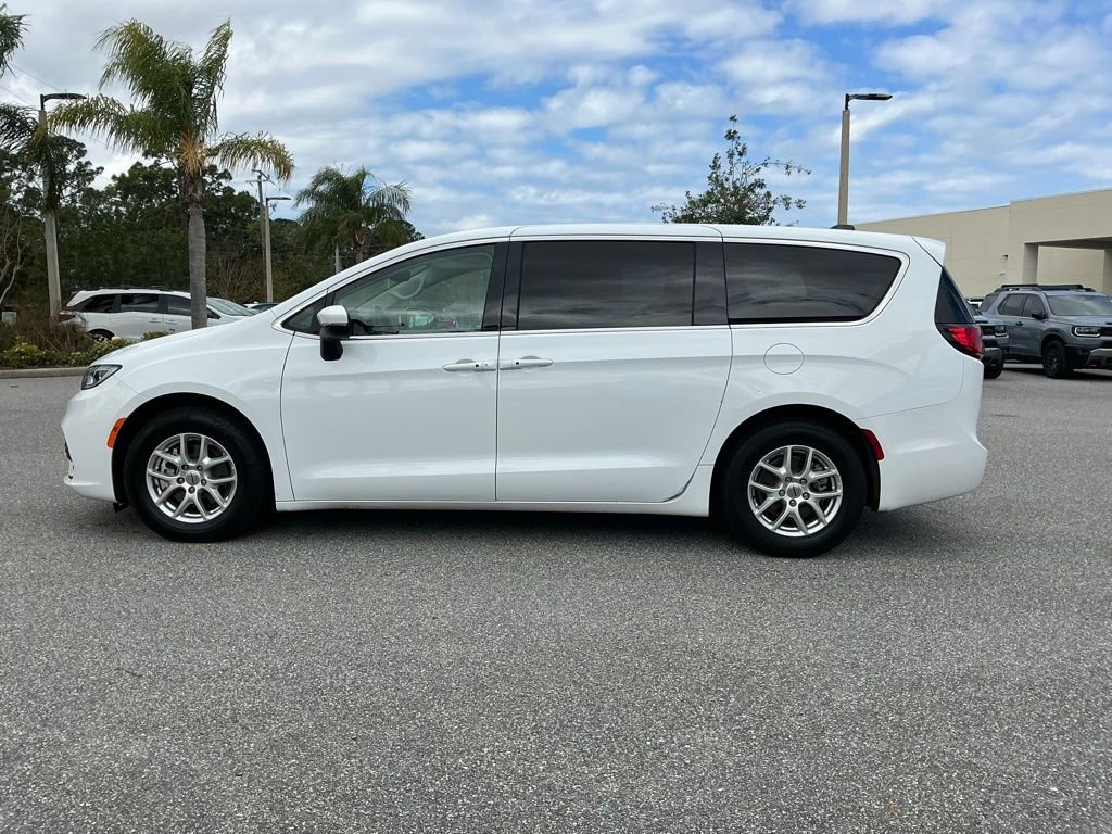 Used 2023 Chrysler Pacifica Touring-L image 3