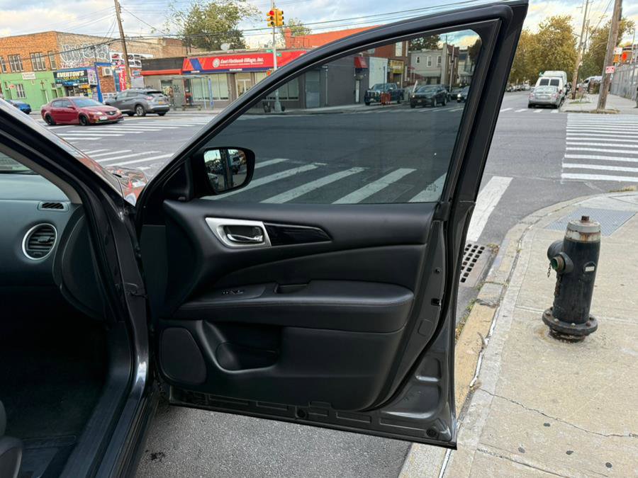 Used 2019 Nissan Pathfinder SV image 22