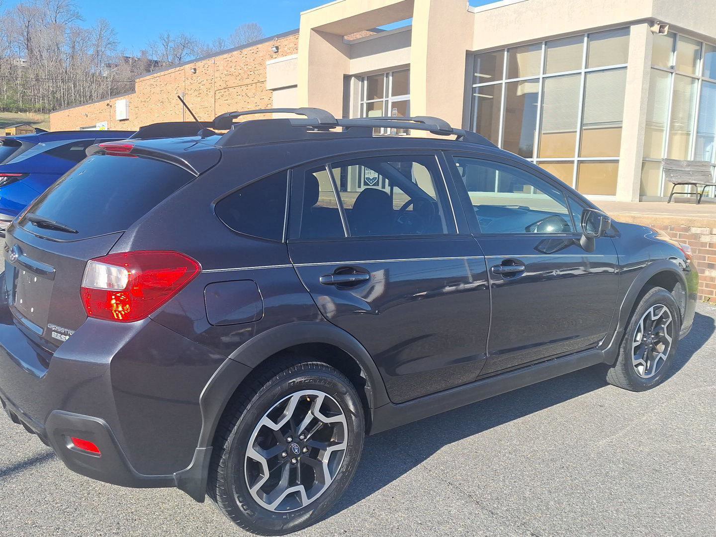Used 2017 Subaru Crosstrek 2.0i Premium w/ Moonroof Package AWD/4WD image 3