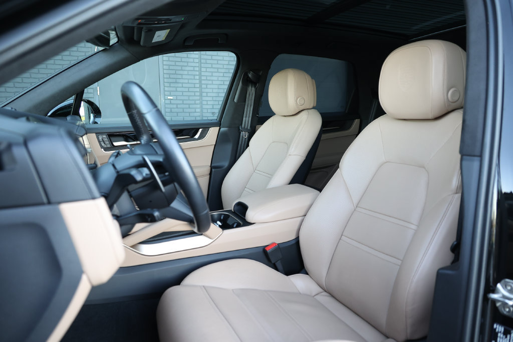 Certified 2025 Porsche Cayenne Turbo AWD/4WD image 5