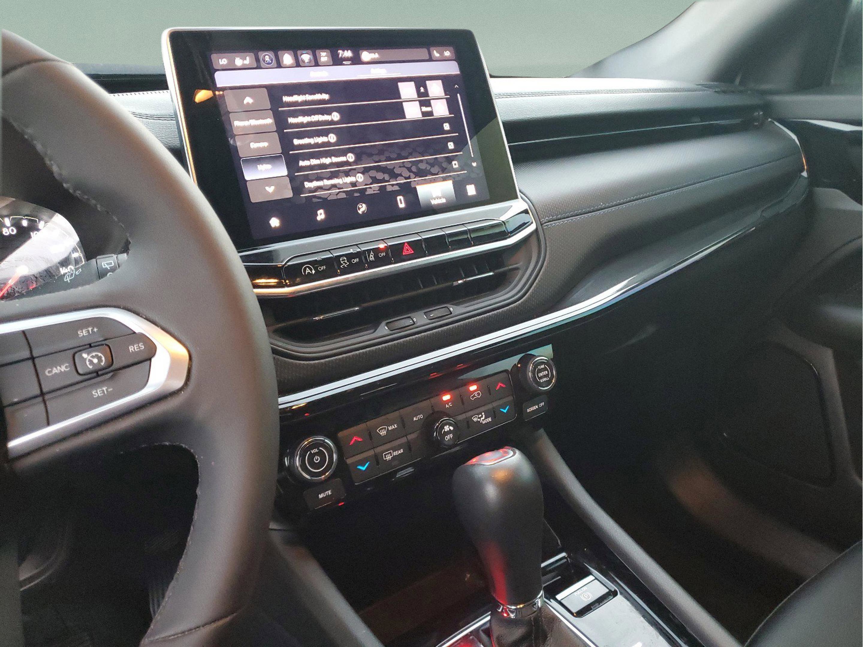 Certified 2025 Jeep Compass Latitude w/ Convenience Group image 27