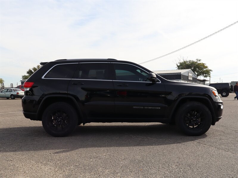 Used 2019 Jeep Grand Cherokee Laredo AWD/4WD image 2