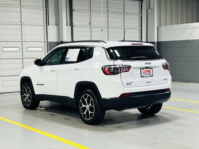Used 2024 Jeep Compass Latitude image 15