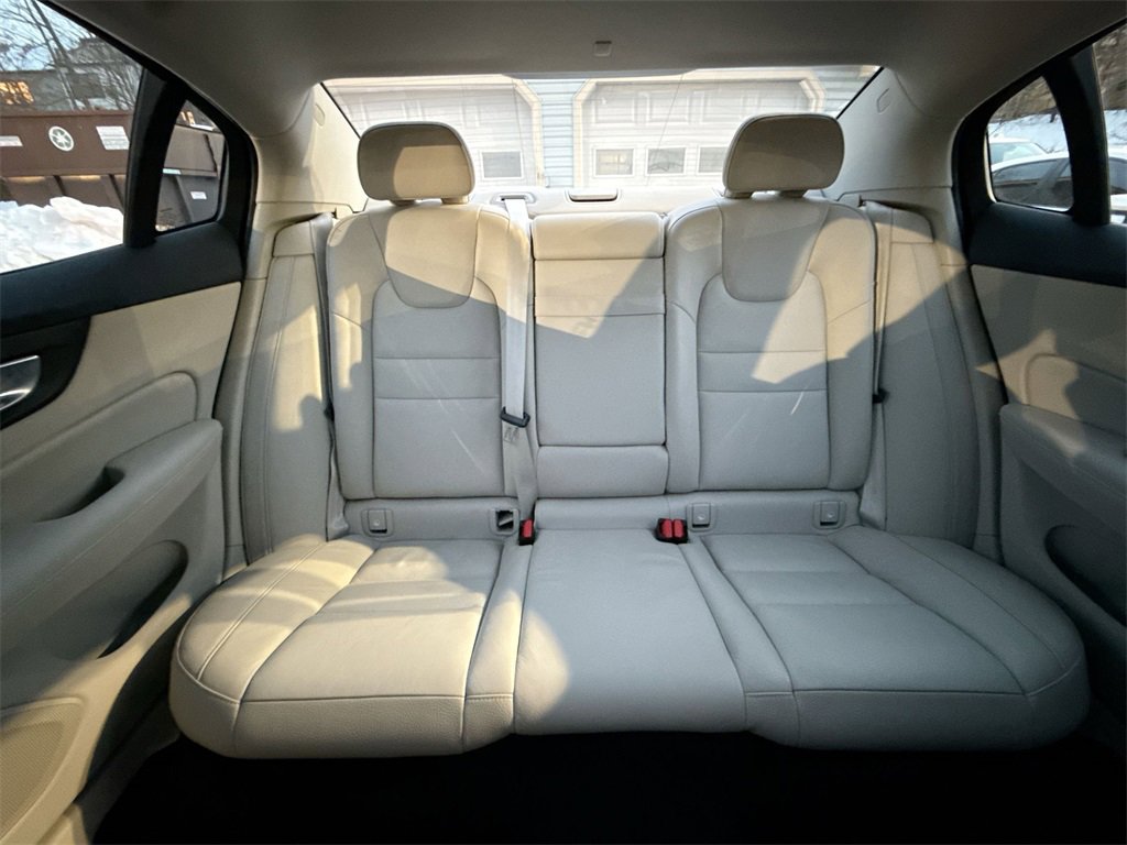 Used 2021 Volvo S60 T5 Momentum w/ Premium Package image 24