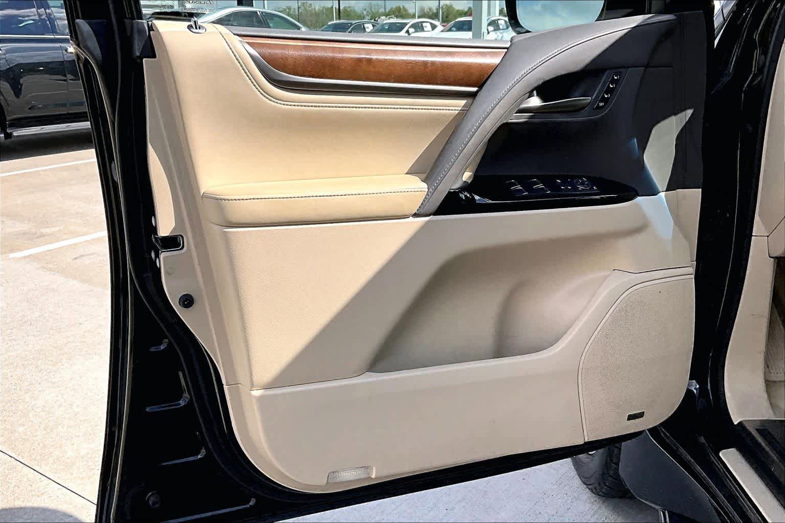 Used 2017 Lexus LX 570 4WD w/ Luxury Package image 22