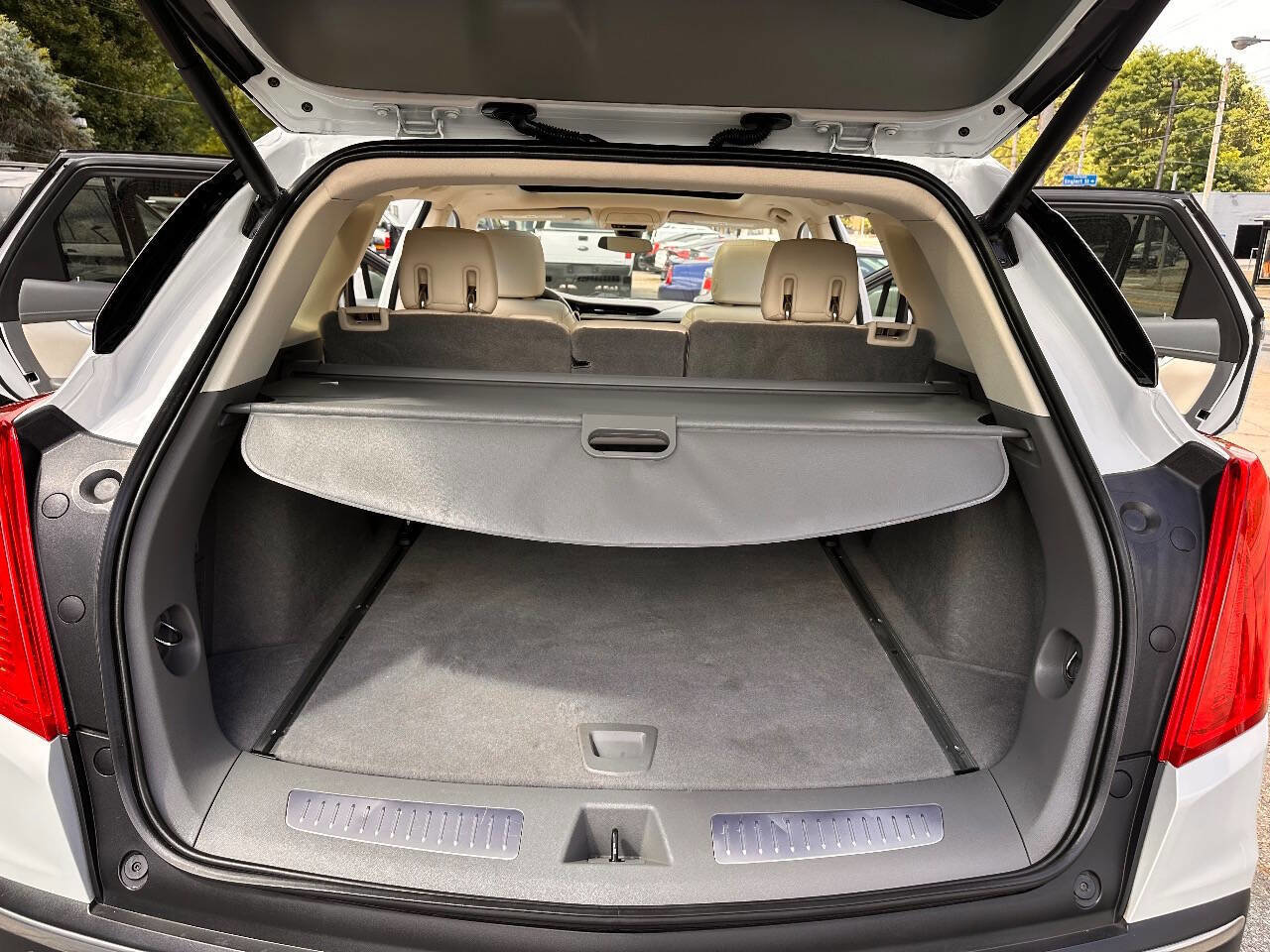 Used 2019 Cadillac XT5 Luxury w/ LPO, Radiant Package image 9