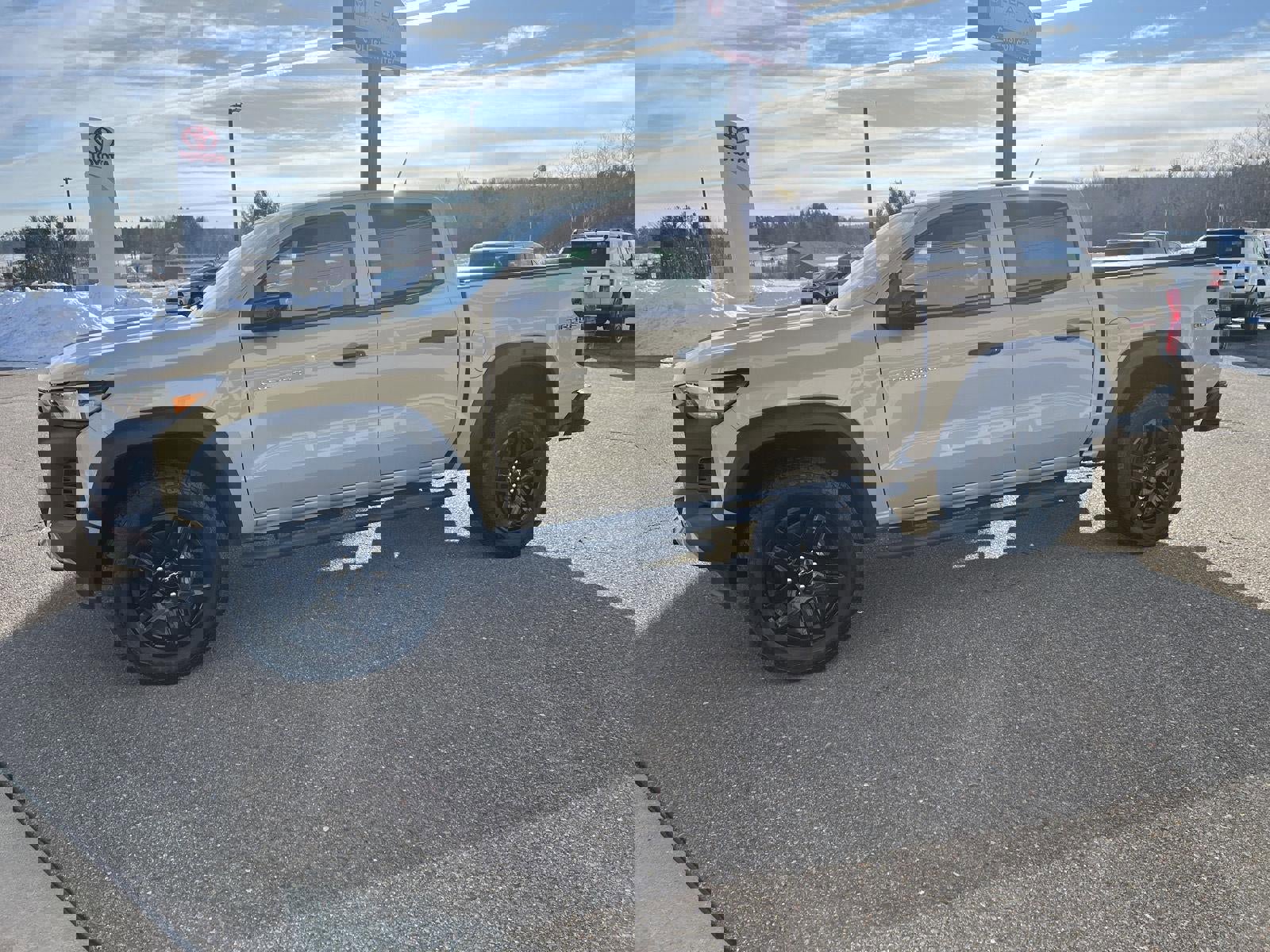 Used 2024 Chevrolet Colorado Trail Boss w/ Technology Package image 11