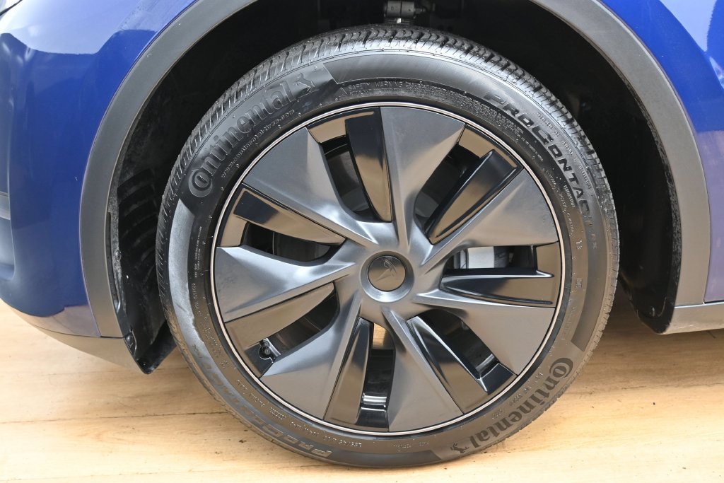 Used 2025 Tesla Model Y Long Range RWD image 9