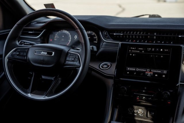 Used 2023 Jeep Grand Cherokee L Laredo image 15