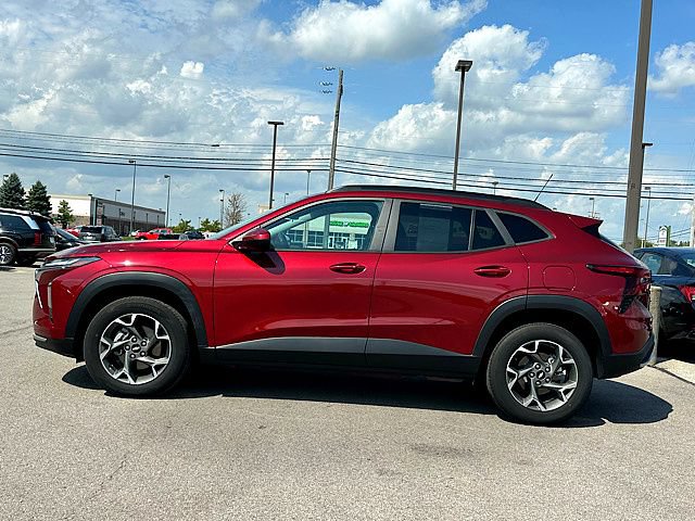 Used 2024 Chevrolet Trax LT w/ Sunroof Package FWD image 8