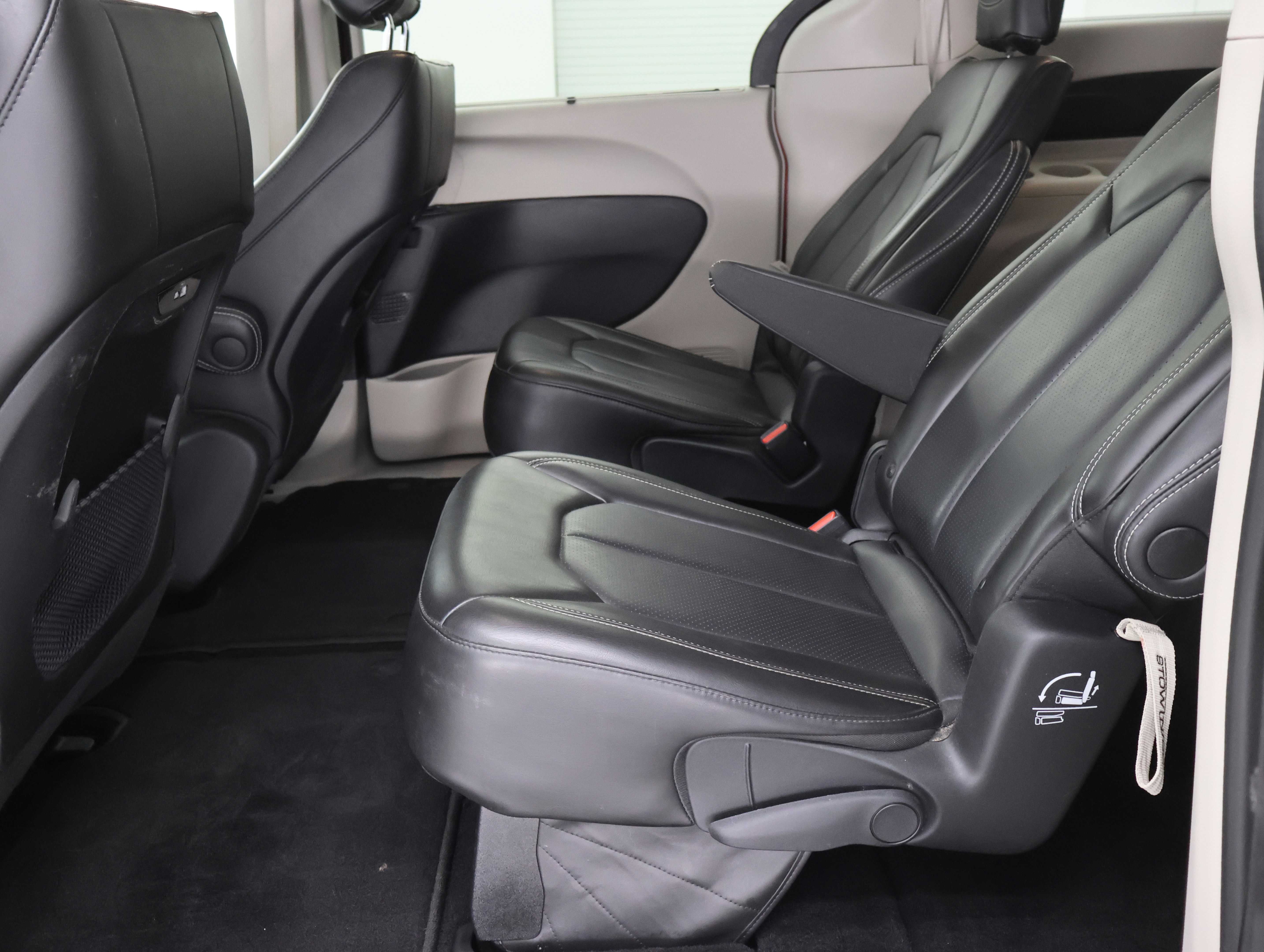 Used 2023 Chrysler Pacifica Touring-L AWD/4WD image 9