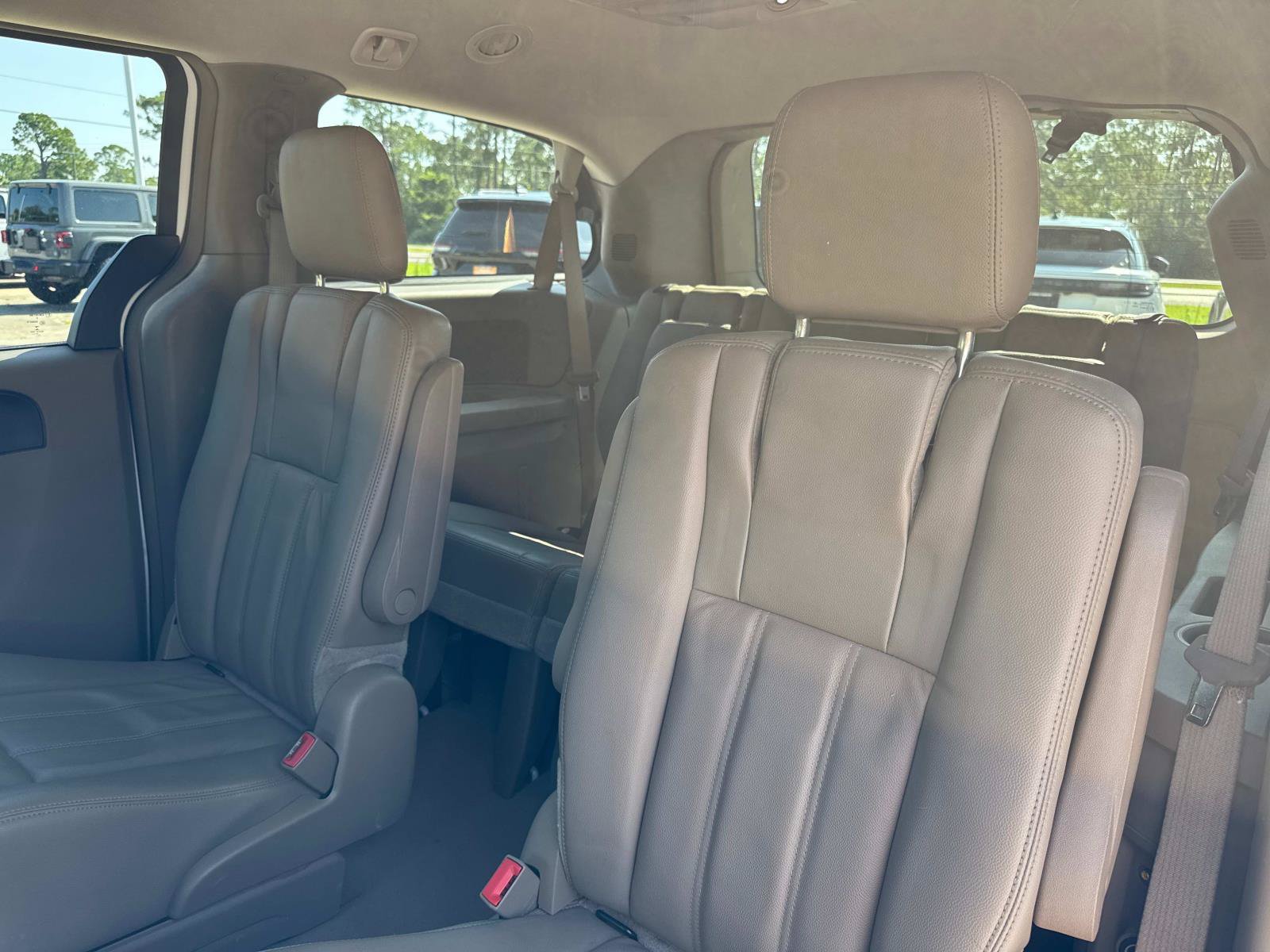 Used 2013 Chrysler Town & Country Touring FWD image 12