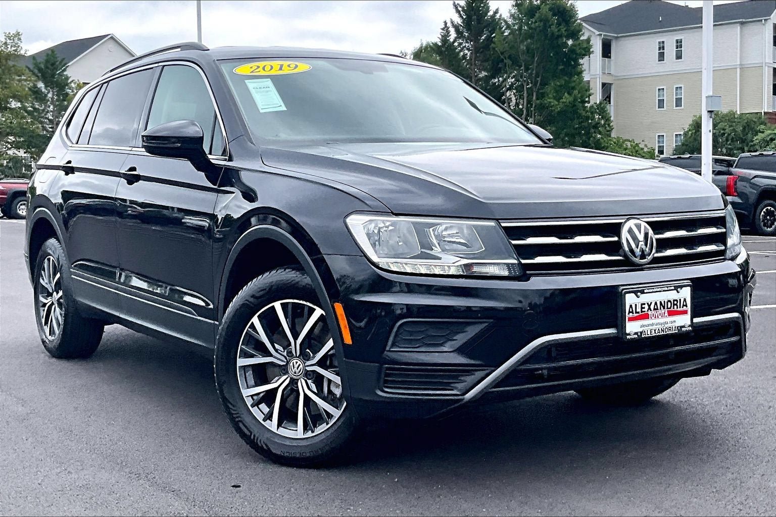 Used 2019 Volkswagen Tiguan SE AWD/4WD image 2