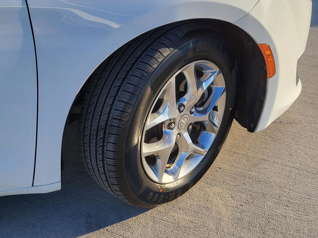 Used 2018 Chrysler Pacifica Limited image 6