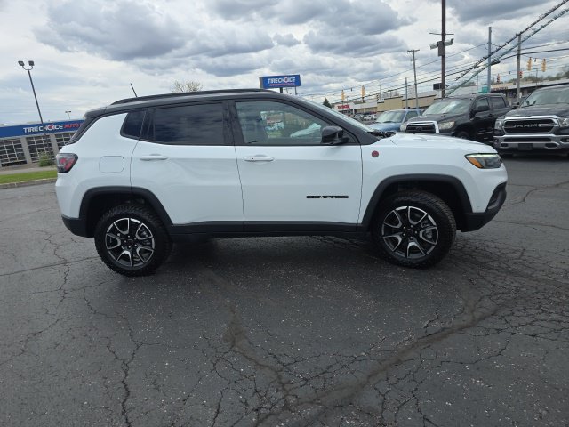 Used 2025 Jeep Compass Trailhawk w/ Trailhawk Elite Group AWD/4WD image 10