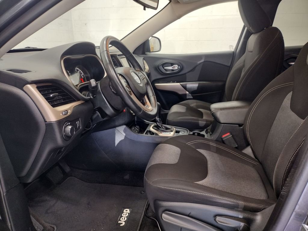 Used 2017 Jeep Cherokee Sport FWD image 18