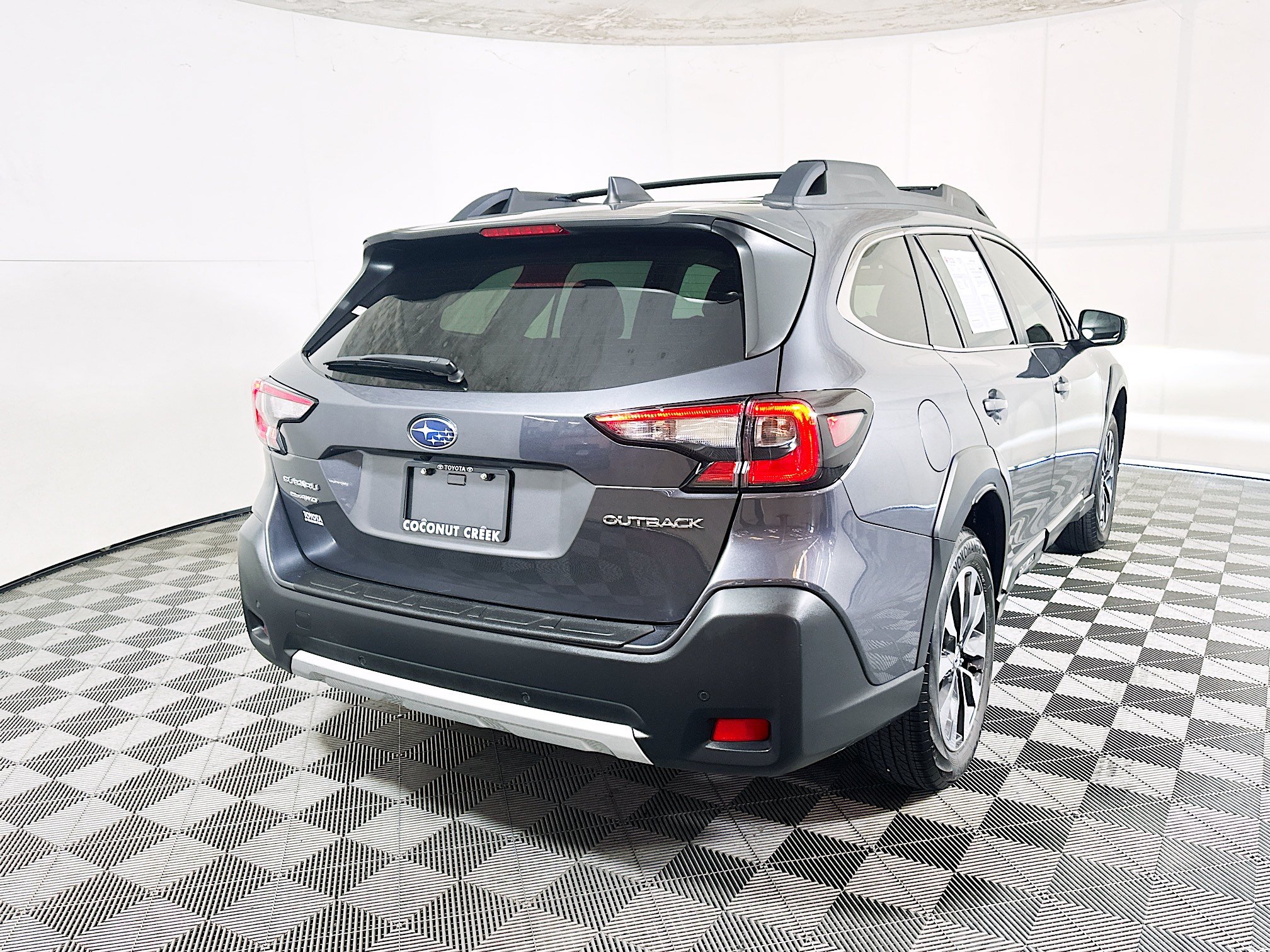 Used 2025 Subaru Outback Limited AWD/4WD image 3