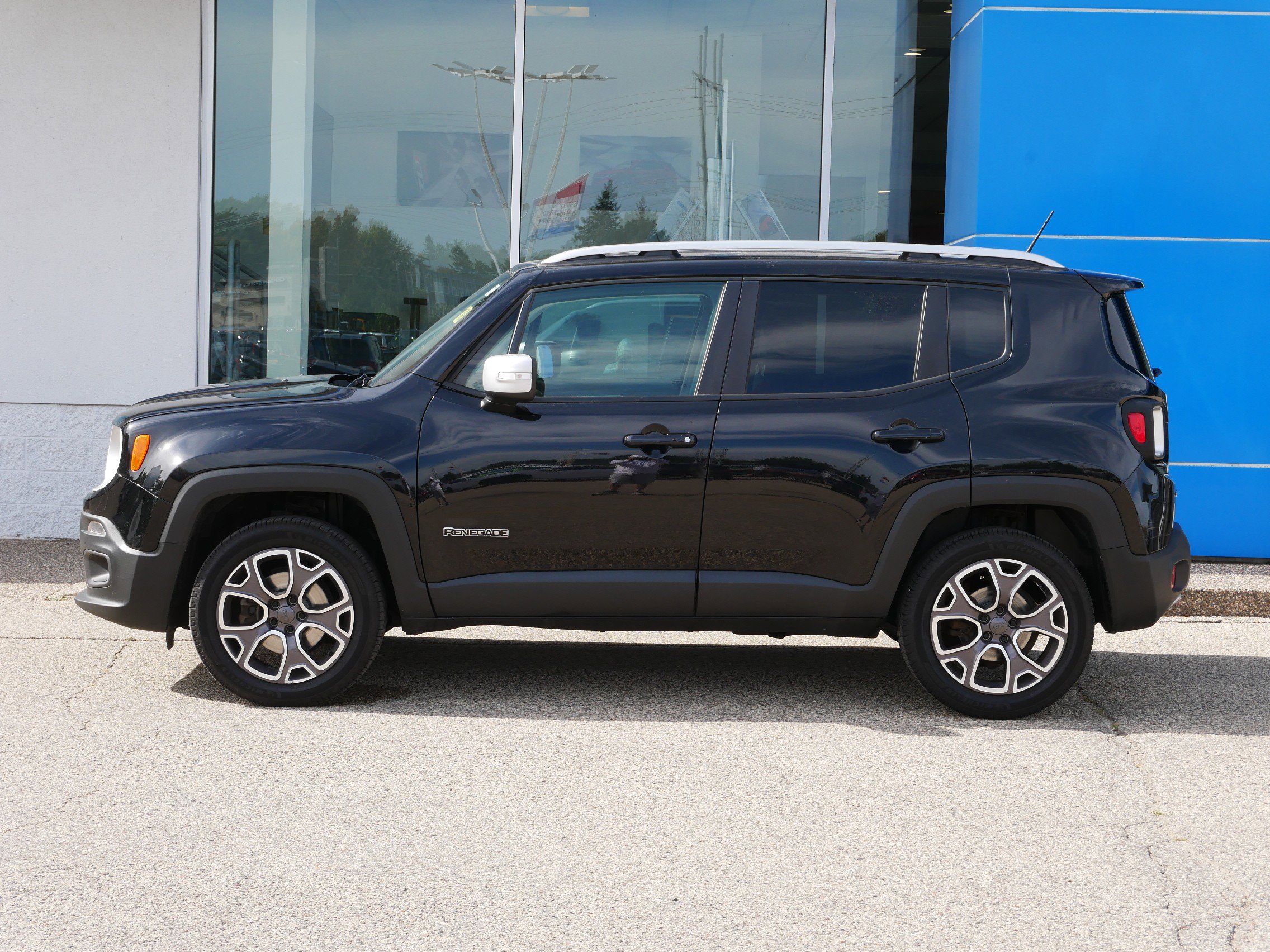 Used 2017 Jeep Renegade Limited image 5