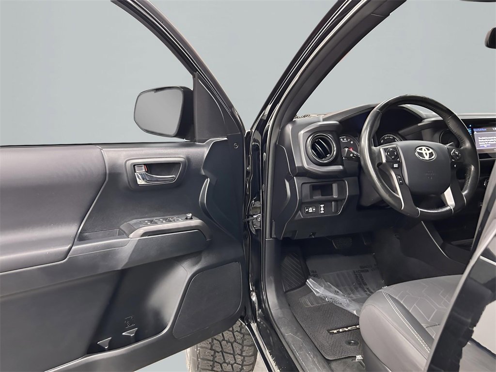 Used 2016 Toyota Tacoma TRD Sport image 9